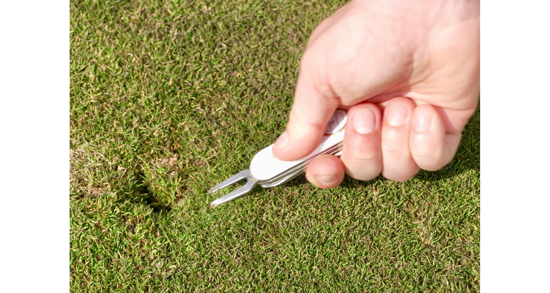 golfkniven som redder utstyret: rens riller, fiks greenen og bytt pigger før neste utslag.